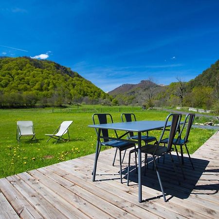 La Dormeuse Du Val Villa Chambon-sur-Lac Luaran gambar