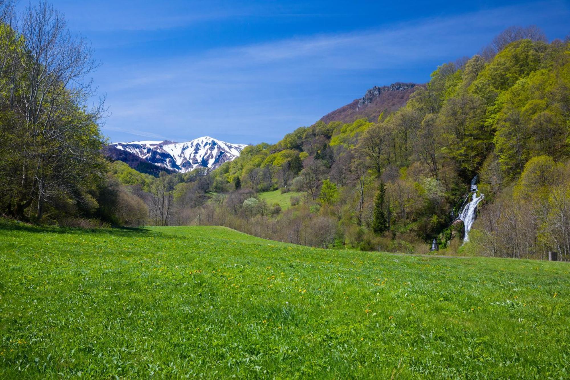 La Dormeuse Du Val Villa Chambon-sur-Lac Luaran gambar